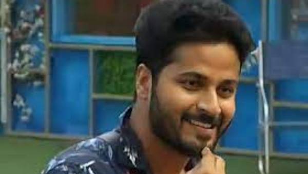 సుమారు ఆరెళ్లు పెద్ద..