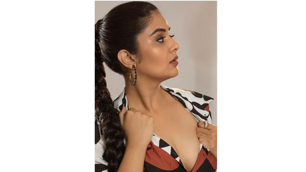 అందాలను ఆరబోస్తూ రచ్చ