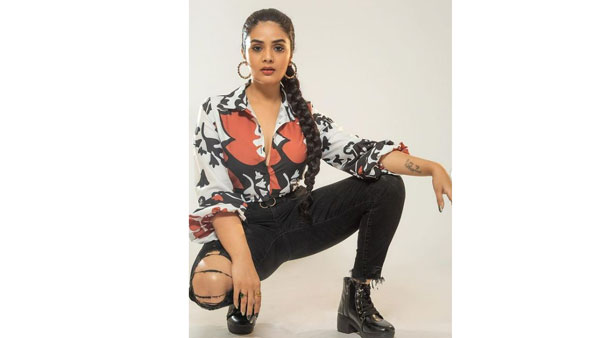 షర్ట్ విప్పేసి శ్రీముఖి సందడి