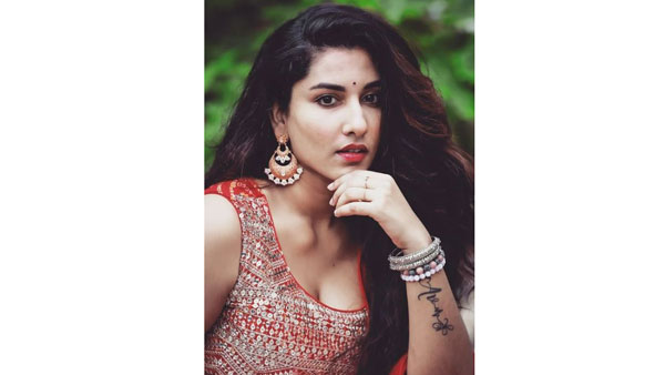 క్లీవేజ్ షో చేస్తూ రెచ్చగొట్టేలా