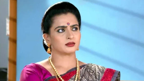 మరో వ్యక్తితో సన్నిహితంగా..