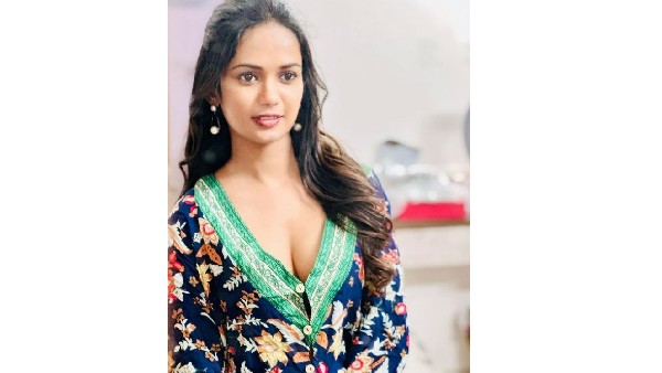 అందాలను ఆరబోస్తూ రచ్చ