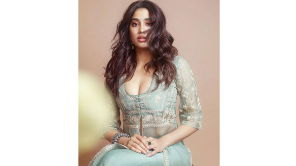 జాన్వీ హాట్ ఫొటోలు వైరల్గా
