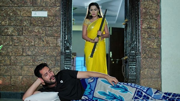 దుర్గను రాడ్తో కొట్టి చంపేందుకు మోనిత ప్లాన్