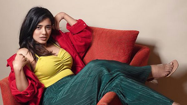 అందాల ఆరబోతతో ఫుల్ ఫేమస్