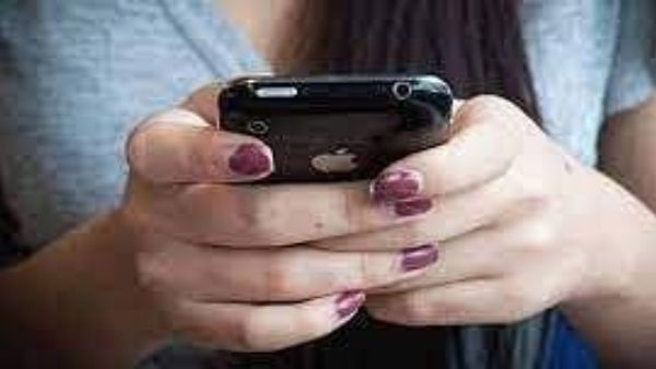 ఫోన్ పాస్వర్డ్ చోరికి పాల్పడి..