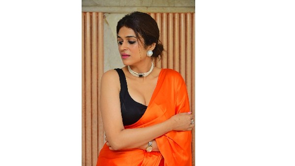 ఆరెంజ్ సారీలో..