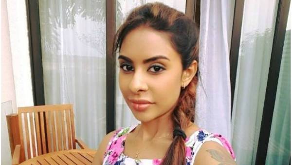 చెప్పు చూపించి..