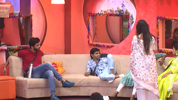 గొడ్డలి ఇచ్చి కట్టెలు కొట్టి..