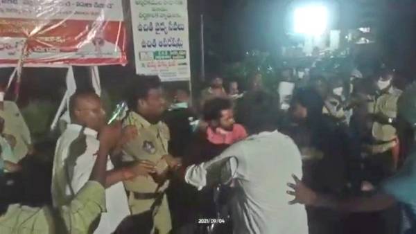 ఎయిర్పోర్టులో రోజా కారుపై దాడి
