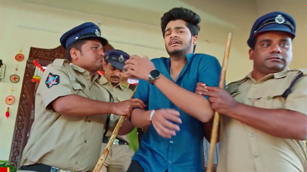 పోలీస్ స్టేషన్ లో అఖిల్