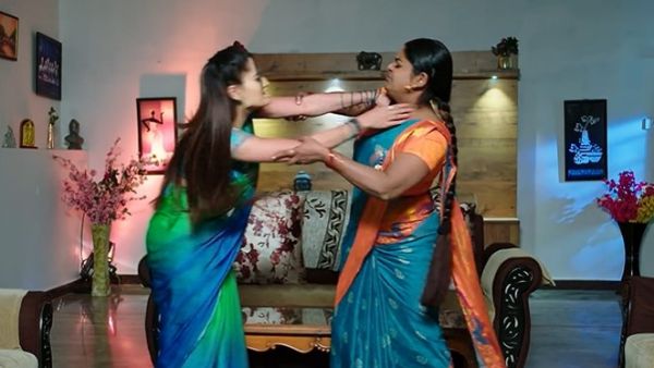 మెడ పిసికి చంపబోయిన మోనిత