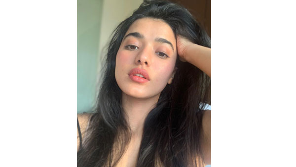 క్లీవేజ్ షోతో ఫొటోలు..