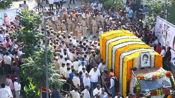 అంతిమయాత్రలో ప్రముఖులు