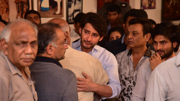 After krishna death Mahesh babu very emotional moment with k raghavendra rao After krishna death Mahesh babu very emotional moment with k raghavendra rao