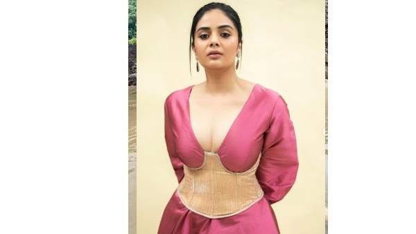 బార్డర్ దాటేస్తున్న యాంకర్