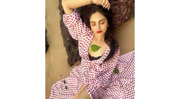 శ్రీముఖి బీచ్ ఫొటోలు వైరల్