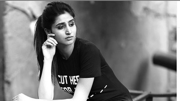 అందాలను ఆరబోస్తూ రచ్చ
