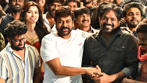 Chiranjeevi celebrate Meher Rameshs birthday on Waltair Veerayya sets Chiranjeevi celebrate Meher Rameshs birthday on Waltair Veerayya sets
