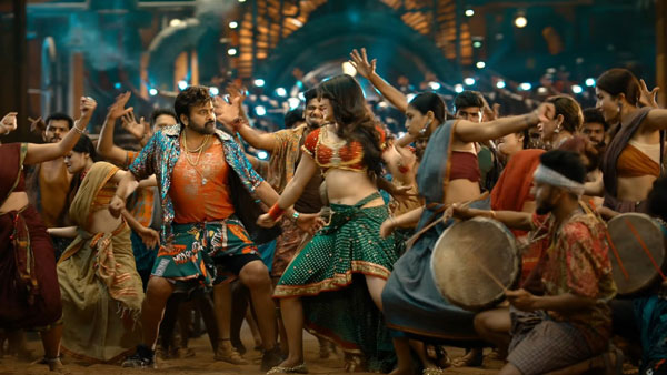 మాస్ లుక్స్తో చిరంజీవి