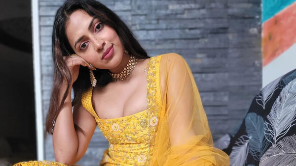 నీల తామర చిత్రంలో చిన్న పాత్రతో..