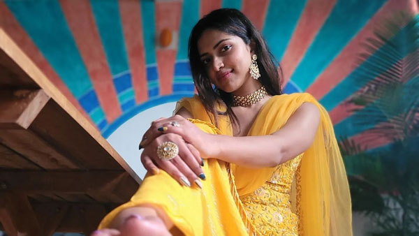 ఎద భాగంపై పుట్టుమచ్చతో..
