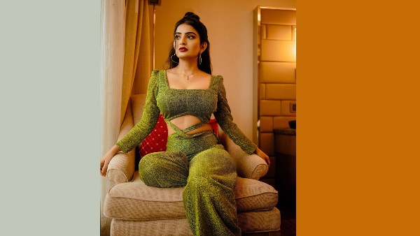 బ్యూటిఫుల్ హీరోయిన్స్ పక్కన..