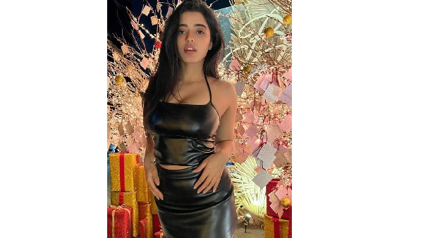 షార్ట్ డ్రెస్లో యమ హాట్గా