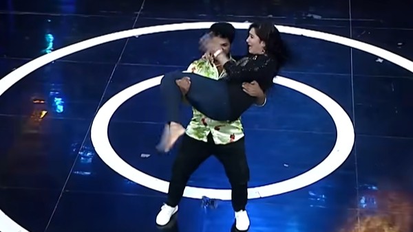 రెండు టీమ్లతో పోటాపోటీగా