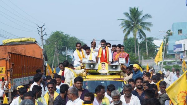 సీనియర్ ఎన్టీఆర్ కాంస్య విగ్రహం..