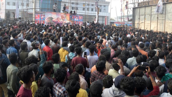 అభిమాని లారీపై నుంచి పడి