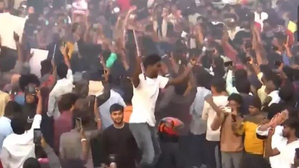 స్పెషల్ షోలు రద్దు చేయాలి అంటూ