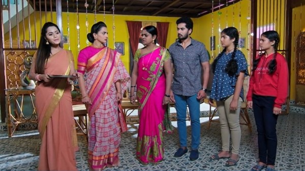 మోనిత జట్టు పట్టుకొన్న సౌందర్య