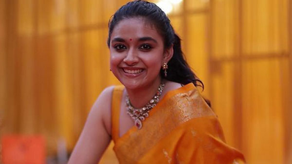 స్లీవ్ లెస్ బ్లౌజ్ లో..