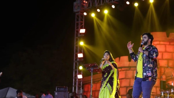 మేకప్ టెంట్ లోకి వచ్చిన యువకులు