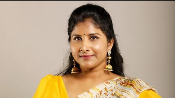 హీరోయిన్స్ గా మారిన సింగర్స్..
