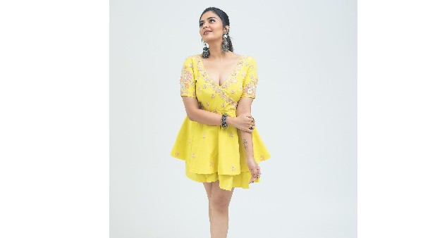 విభిన్నమైన షోలకు యాంకర్ గా..