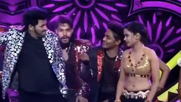 రొమాంటిక్ స్టెప్పులు