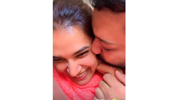 రొమాన్స్.. కిస్ పెడుతూ