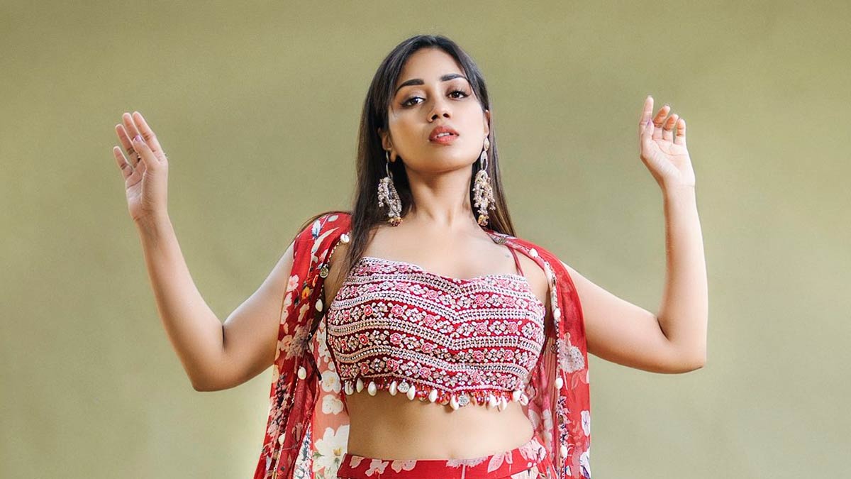 షర్ట్ విప్పేసి షాకిచ్చిన నివేదా: ఇన్నర్‌లోనే ఎద అందాల ప్రదర్శన