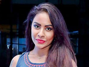 శ్రీరెడ్డి భలే స్కెచ్.. ఏకంగా సూపర్ స్టార్‌కే పెట్టేసింది... బొక్క అంటూ కామెంట్